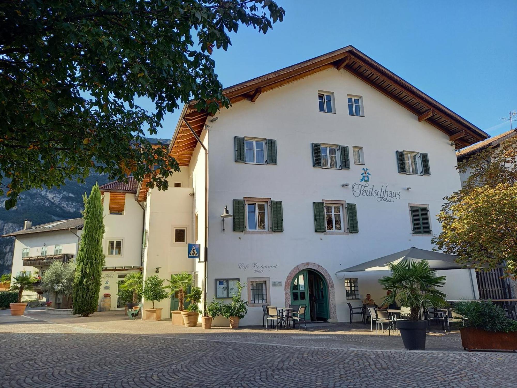 Hotel Teutschhaus Cortina Sulla Strada del Vino Extérieur photo